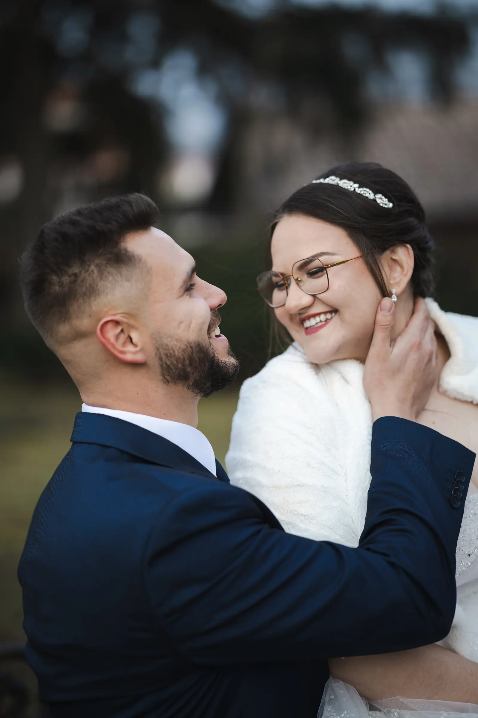 Bliski portret mladenaca tijekom fotografiranja na lokaciji